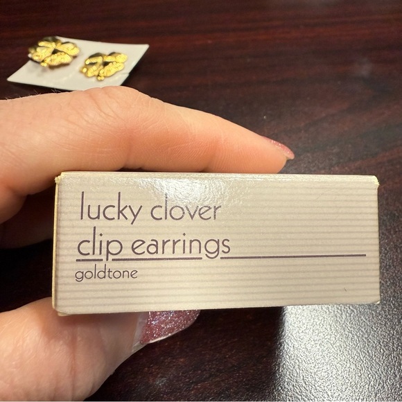 Avon “Lucky Clover” goldtone clip  Earrings NIB 1988 vintage - Picture 3 of 4